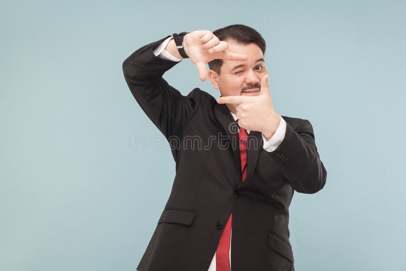 O arquiteto representa o que a construção olhará como após o contra fotos de stock O arquiteto representa o que a construção olhará como após o contra fotos de stock