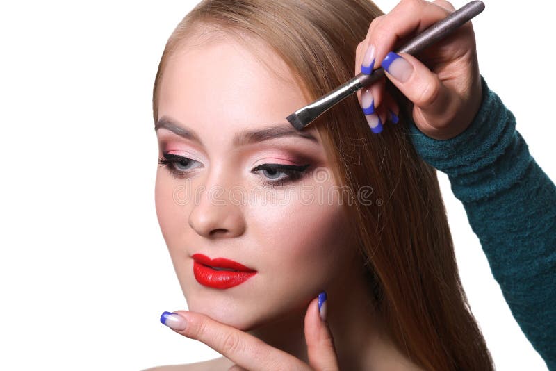 Maquiadora Ou Estilista Aplica Pólvora-sombra Ou Sombras às Pálpebras Do  Modelo Feminino. Classe Mestre Ao Aplicar Makeup Imagem de Stock - Imagem  de menina, senhora: 267240323