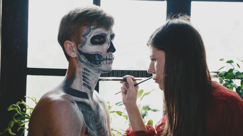 O artista de composição faz o indivíduo o Dia das Bruxas compor Arte masculina da cara de Dia das Bruxas foto de stock O artista de composição faz o indivíduo o Dia das Bruxas compor Arte masculina da cara de Dia das Bruxas foto de stock