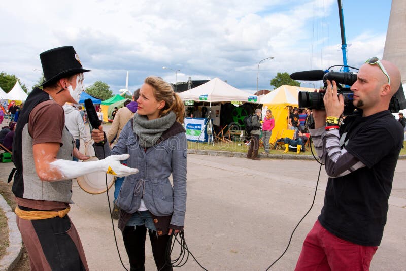 O artista dá uma entrevista de televisão no festival foto de stock royalty free O artista dá uma entrevista de televisão no festival foto de stock royalty free