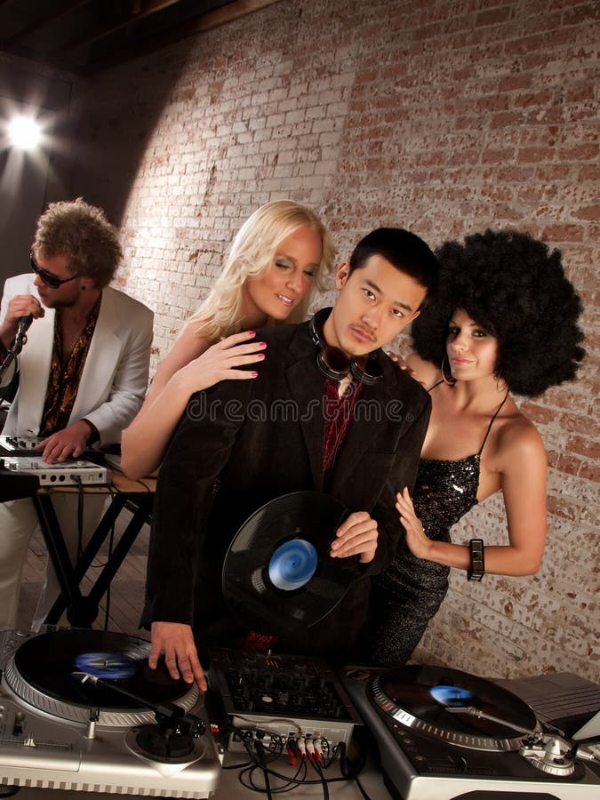 O Asian considerável DJ em uma música do disco dos anos 70 Party imagem de stock royalty free O Asian considerável DJ em uma música do disco dos anos 70 Party imagem de stock royalty free