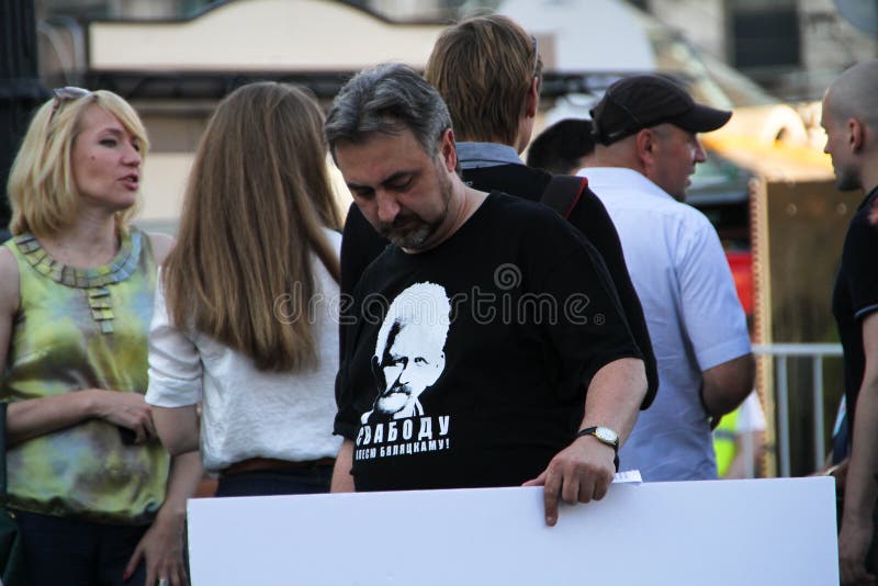 O ativista Yury Dzhibladze dos direitos humanos em um t-shirt a favor do preso político bielorrusso Ales Belyatsky fotos de stock royalty free O ativista Yury Dzhibladze dos direitos humanos em um t-shirt a favor do preso político bielorrusso Ales Belyatsky fotos de stock royalty free