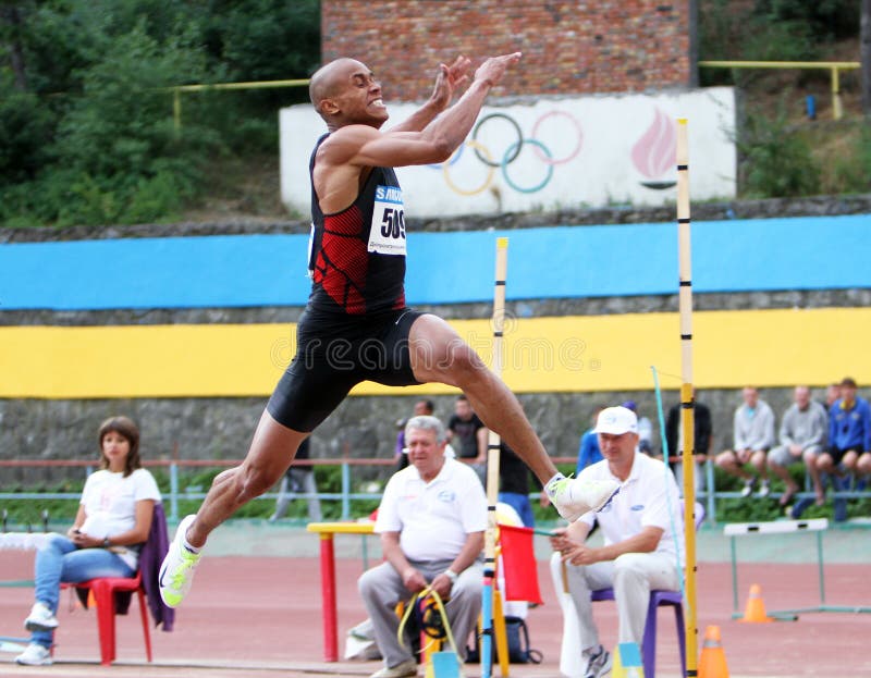 O atleta compete no salto longo