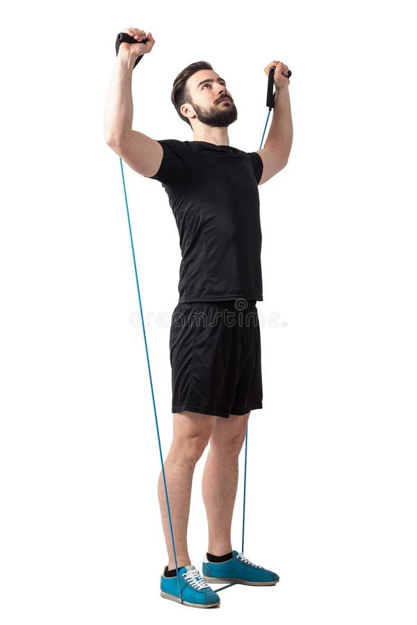 O atleta farpado novo que faz ombros exercita com as faixas elásticas da resistência