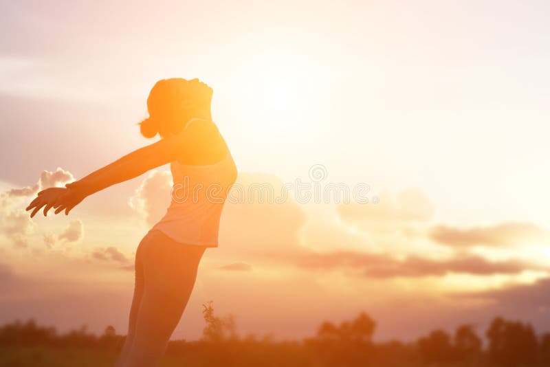O aumento da jovem mulher entrega acima para seu sucesso, conceito do sucesso na vida fotos de stock royalty free O aumento da jovem mulher entrega acima para seu sucesso, conceito do sucesso na vida fotos de stock royalty free