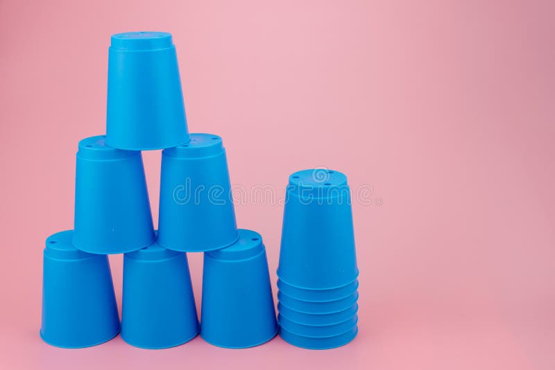 O azul empilha copos plásticos Copo da pilha da velocidade fotografia de stock O azul empilha copos plásticos Copo da pilha da velocidade fotografia de stock