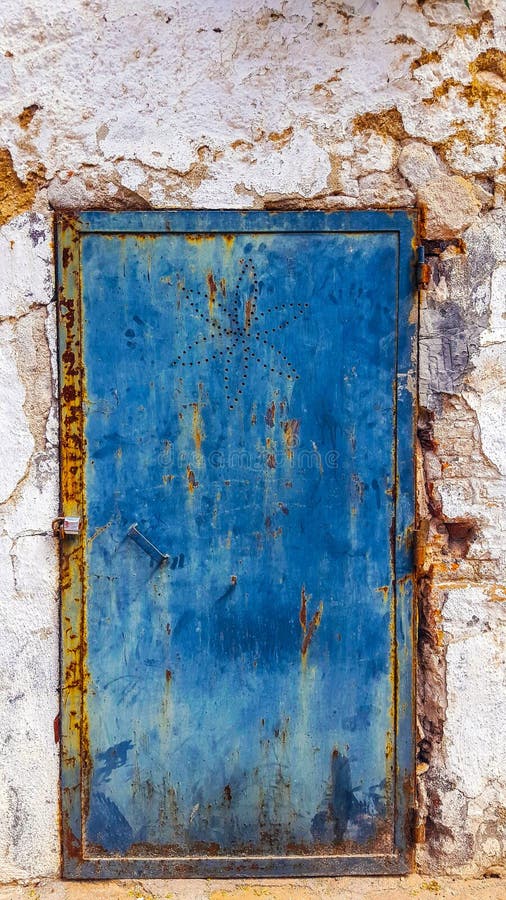O azul pintou a porta do metal com teste padrão de flor furado Oxidado, stai fotografia de stock O azul pintou a porta do metal com teste padrão de flor furado Oxidado, stai fotografia de stock