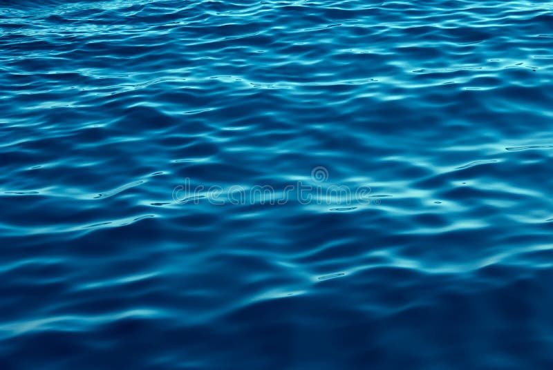 O azul tonifica o fundo das ondas de água