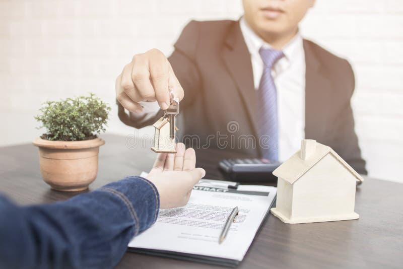 O banqueiro dá a tecla HOME ao comprador depois que terminando a casa da compra