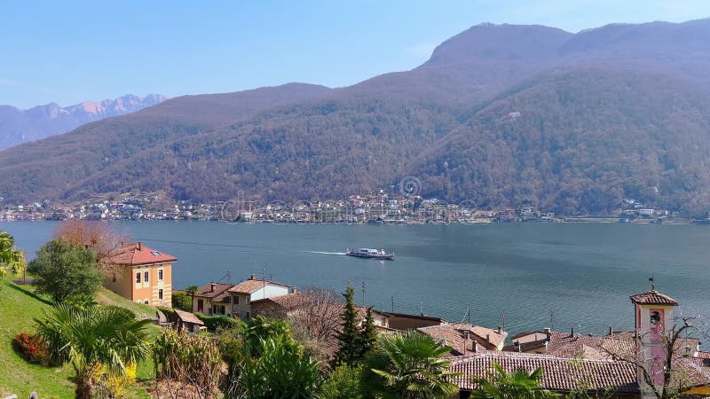 O barco de recreio no lago lugano morcote suíça