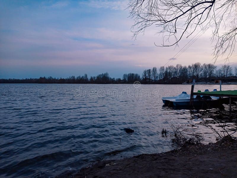 O barcă andocată la capătul unui doc pe un lac royalty free stock photo