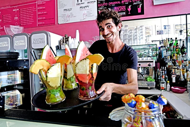 O barman feliz O barman feliz