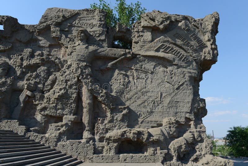 O bas-relevo nas ruínas das paredes- do monumento-conjunto aos heróis da batalha de Stalingrad em Mamaev Kurgan em Volgograd fotos de stock O bas-relevo nas ruínas das paredes- do monumento-conjunto aos heróis da batalha de Stalingrad em Mamaev Kurgan em Volgograd fotos de stock