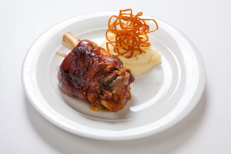 O Bavarian roasted a junta da carne de porco e triturou batatas no fundo brilhante fotografia de stock O Bavarian roasted a junta da carne de porco e triturou batatas no fundo brilhante fotografia de stock