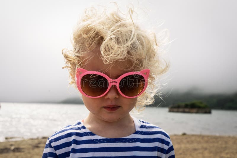 Jogo Engraçado Da Menina Enterrado Em óculos De Sol De Sorriso Da Areia Da  Praia Foto de Stock - Imagem de sunglasses, ensolarado: 35454010