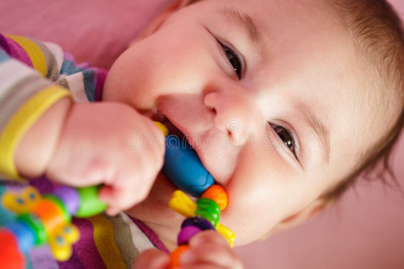 Crianças Felizes Jogando Bolas No Cesto De Plástico Imagem de Stock -  Imagem de colorido, atividade: 220991259