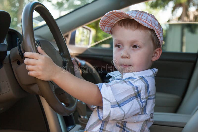 Um Menino Brinca Com Um Carro De Brinquedo No Rádio Segurando Um Controle  Remoto Imagem de Stock - Imagem de humano, jogar: 176431403