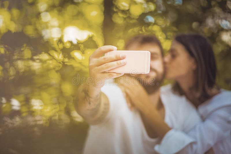 O bebê deixa para tomar um selfie Aquelas são memórias fotografia de stock O bebê deixa para tomar um selfie Aquelas são memórias fotografia de stock