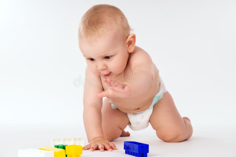O bebê despido rasteja em todos os fours imagens de stock royalty free O bebê despido rasteja em todos os fours imagens de stock royalty free