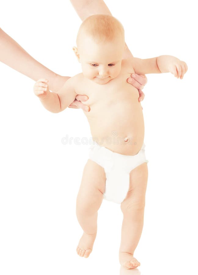 Um bebé está a andar imagem de stock