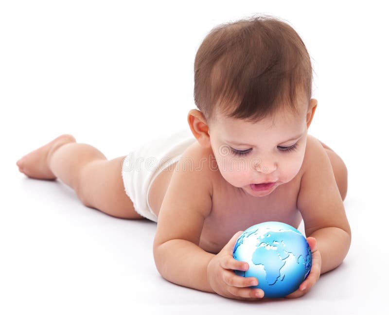O bebê pequeno guardara o globo pequeno em suas mãos. foto de stock royalty free O bebê pequeno guardara o globo pequeno em suas mãos. foto de stock royalty free