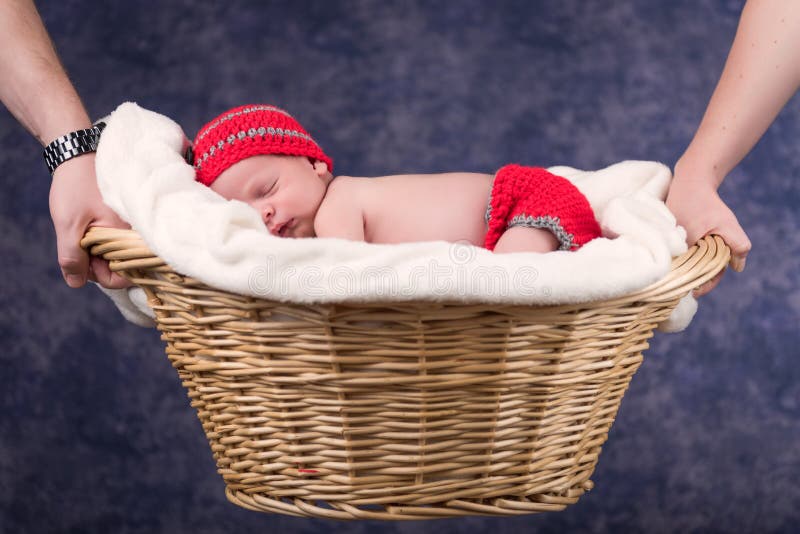 O bebê recém-nascido que dorme na cesta guardou por pais