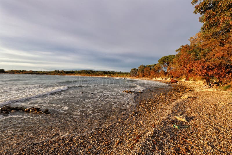 O beira-mar com o espumoso vê e cobrir a praia imagem de stock