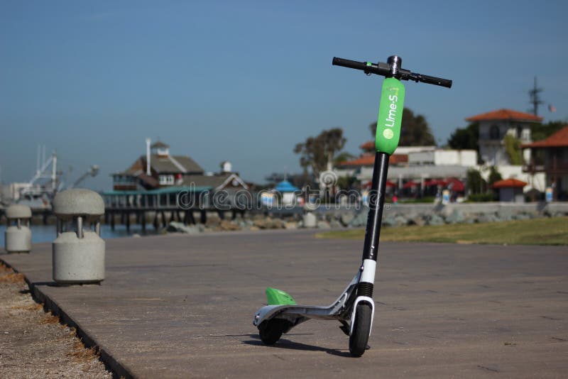 O bicicletă verde limebike limes electric scooter în centrul orașului San Diego stock photo