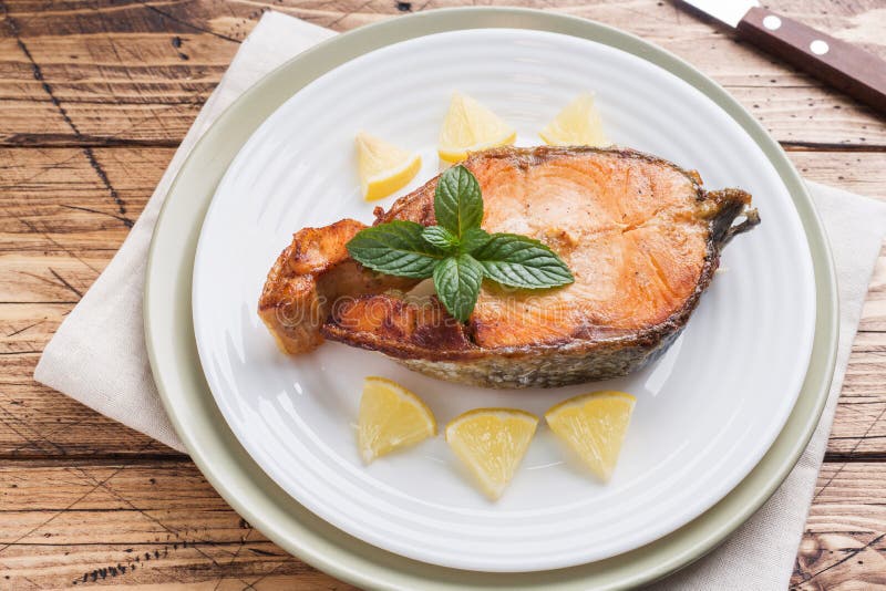 Fígado De Frango Frito Ou Cozido Com Cebola E Folhas De Salsa Verde Molhada  Em Prato. Prato De Carne Enriquecido Com Ferro. Imagem de Stock - Imagem de  bacia, cebola: 242449777