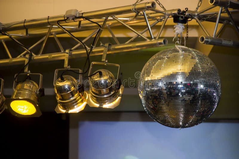 O bilă de disco și surse de lumină pentru evenimente. închiderea unei bile de discotecă și a unei surse de lumină brute pentru evenimente