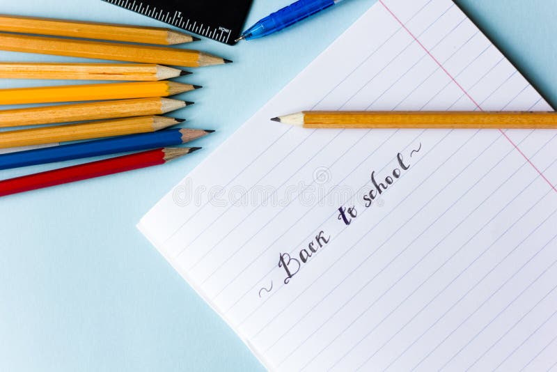 O bloco de notas, configuração do plano dos lápis fotos de stock royalty free