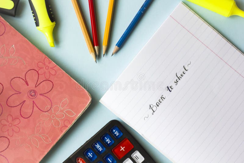 O bloco de notas, configuração do plano dos lápis imagem de stock royalty free