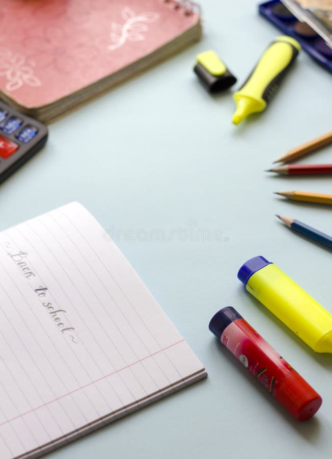 O bloco de notas, lápis, marcadores coloridos foto de stock