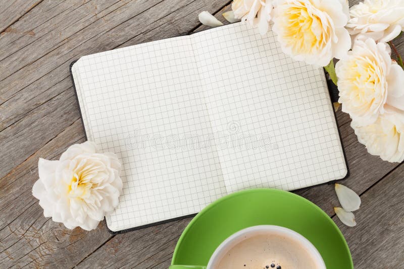 O bloco de notas, o copo de café e a rosa vazios do branco florescem imagens de stock O bloco de notas, o copo de café e a rosa vazios do branco florescem imagens de stock