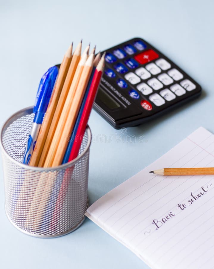 O bloco de notas, os lápis e a calculadora fotos de stock royalty free