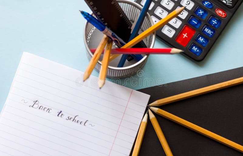 O bloco de notas, os lápis e a calculadora imagem de stock royalty free