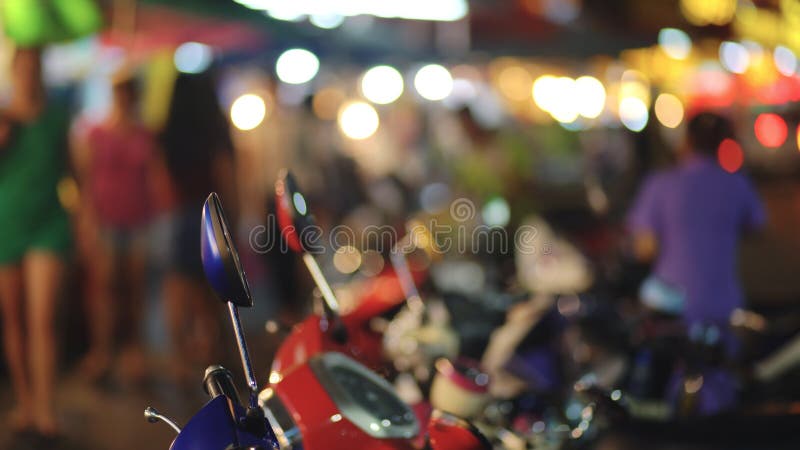 O bokeh colorido dos sinais circunda na rua da cidade da noite abstraia o fundo imagens de stock royalty free O bokeh colorido dos sinais circunda na rua da cidade da noite abstraia o fundo imagens de stock royalty free