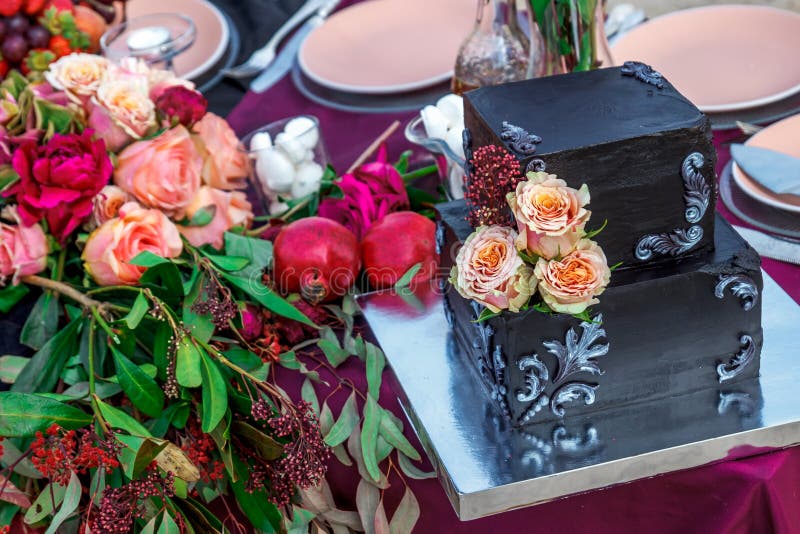 O bolo de casamento com aumentou imagens de stock O bolo de casamento com aumentou imagens de stock