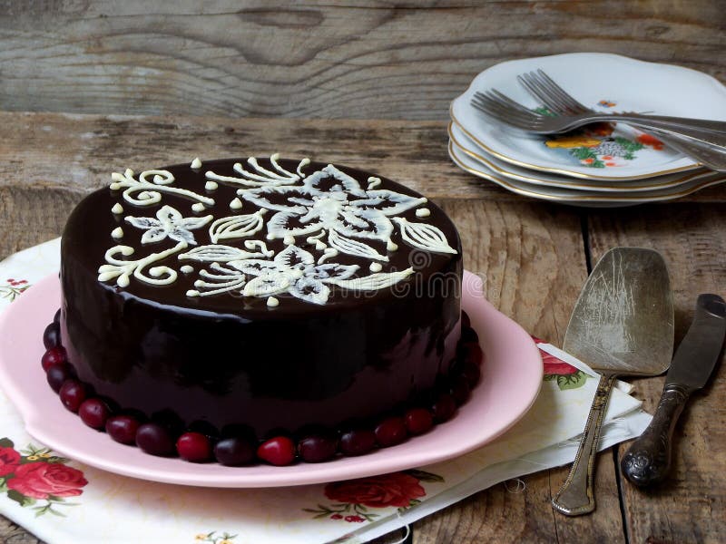 Bolo De Chocolate Russo Tradicional Coberto Com Vidros De Chocolate E  Decorado Com Bolas De Gelo Em Fundo Preto Imagem de Stock - Imagem de  delicioso, bolos: 195779197