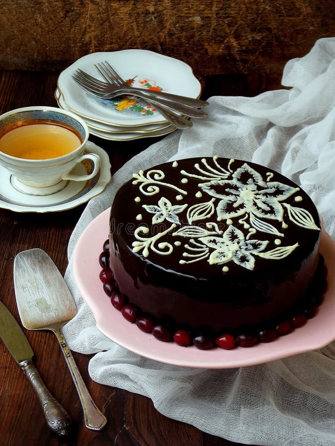 Bolo De Chocolate Russo Tradicional Coberto Com Vidros De Chocolate E  Decorado Com Bolas De Gelo Em Fundo Preto Imagem de Stock - Imagem de  delicioso, bolos: 195779197