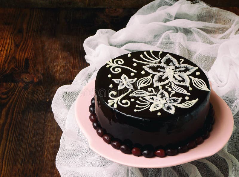 Bolo De Chocolate Russo Tradicional Coberto Com Vidros De Chocolate E  Decorado Com Bolas De Gelo Em Fundo Preto Imagem de Stock - Imagem de  delicioso, bolos: 195779197