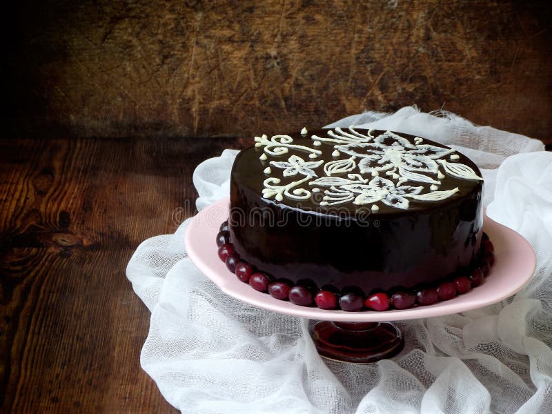 Bolo De Chocolate Russo Tradicional Coberto Com Vidros De Chocolate E  Decorado Com Bolas De Gelo Em Fundo Preto Imagem de Stock - Imagem de  delicioso, bolos: 195779197