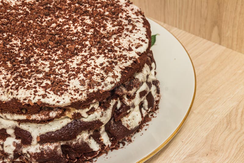 O Bolo Do Hocolate Do De D E Embebido No Creme De Leite E Decorado Com Aparas Do Chocolate Foto De Stock Imagem De Feriado Cacau