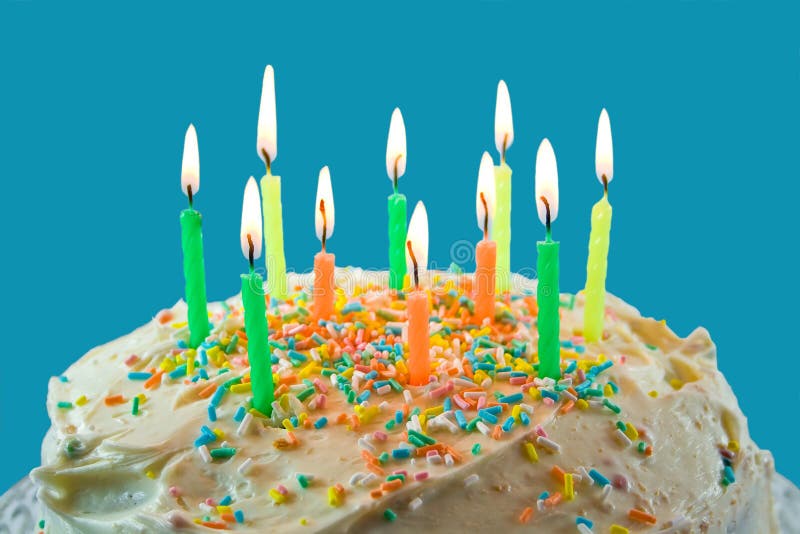 O bolo festivo com velas iluminadas e polvilha. imagem de stock O bolo festivo com velas iluminadas e polvilha. imagem de stock