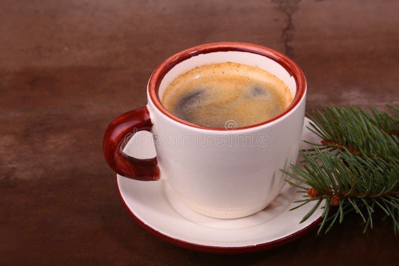 O bom dia ou tem o Feliz Natal de um dia agradável Xícara de café com cookies e ramo fresco do abeto ou do pinho fotos de stock royalty free O bom dia ou tem o Feliz Natal de um dia agradável Xícara de café com cookies e ramo fresco do abeto ou do pinho fotos de stock royalty free