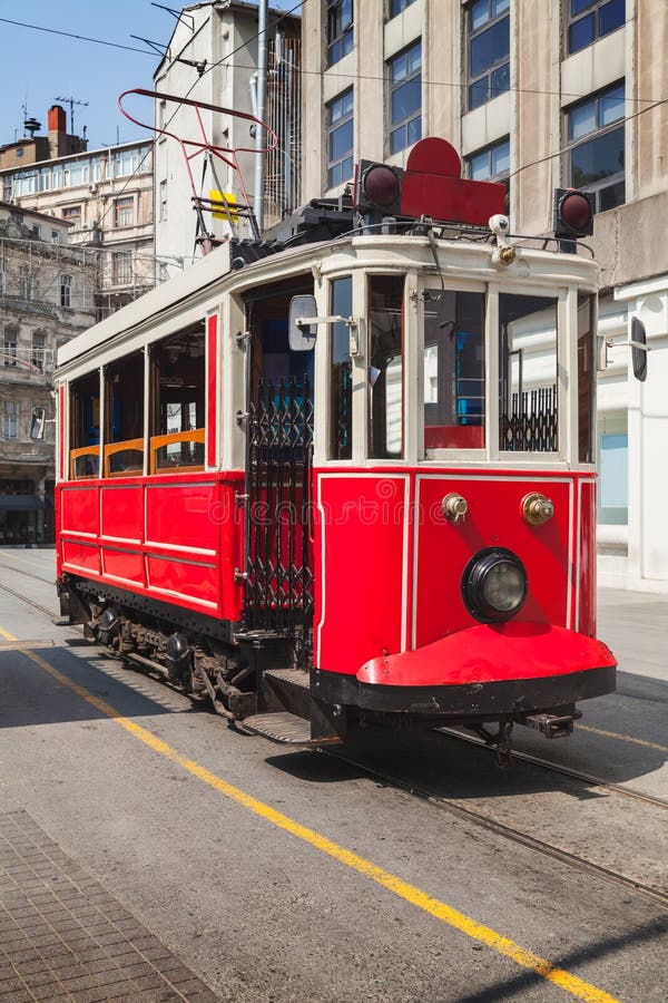 O bonde vermelho velho vai na rua de Istiklal foto de stock O bonde vermelho velho vai na rua de Istiklal foto de stock