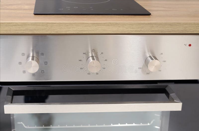O botão controla a posição dos modos para cozinhar no forno opinião do close-up de cima de imagens de stock O botão controla a posição dos modos para cozinhar no forno opinião do close-up de cima de imagens de stock