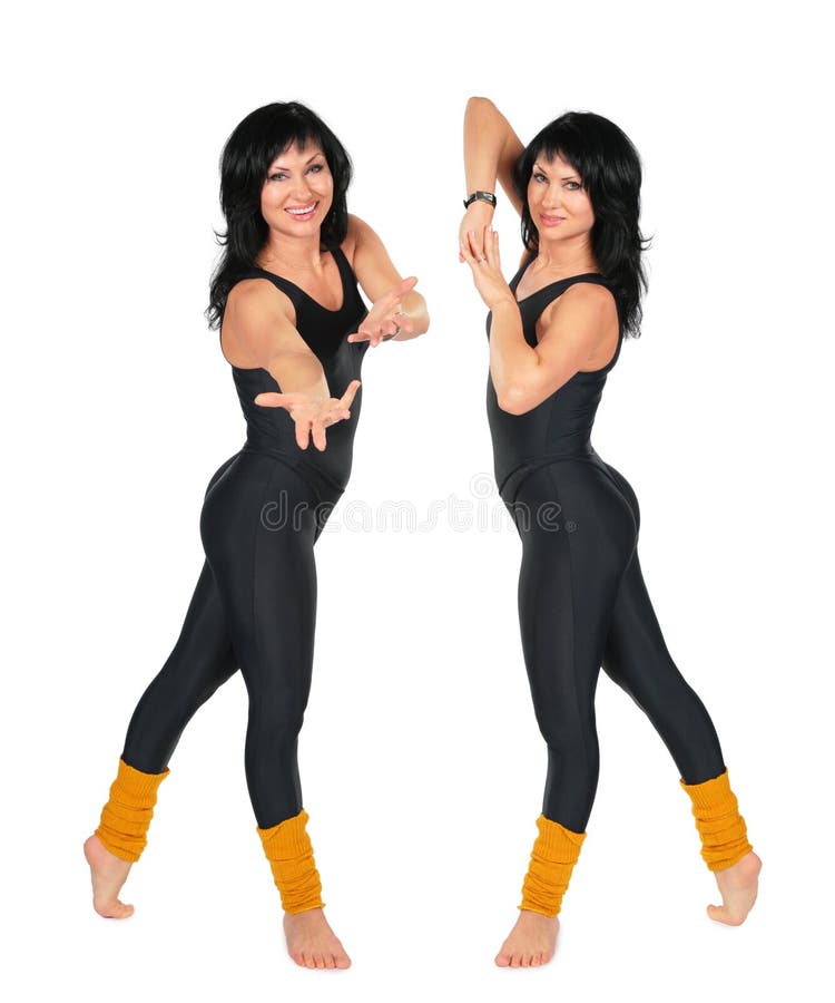 O brunette do esporte no preto faz para convidar fotos de stock royalty free O brunette do esporte no preto faz para convidar fotos de stock royalty free