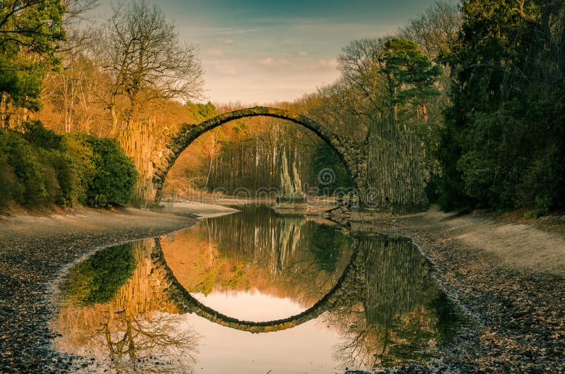 O Circulo Deu Forma A Ponte Do Cke Do De Rakotzbra Alemanha Imagem Editorial Imagem De Mola Fundo