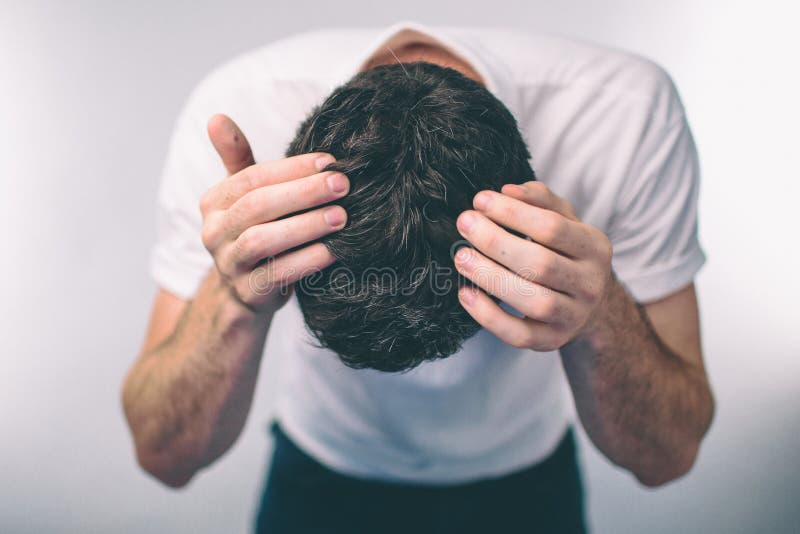 O cabelo do ` s dos homens é um close-up da vista superior cabelo cinzento e caspa do homem arca-de cabelo imagens de stock O cabelo do ` s dos homens é um close-up da vista superior cabelo cinzento e caspa do homem arca-de cabelo imagens de stock
